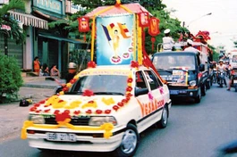 Xe hoa diễu hành qua các đường phố
